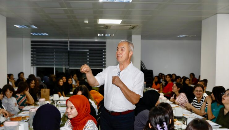 Başkan Özçelik’ten kız çocuklarına özel ziyaret