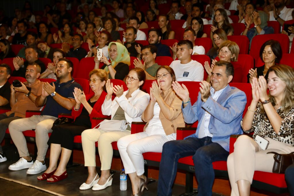 Alanya Belediye Tiyatrosu Perdelerini Açtı - Mega TV WhatsApp Image 2024 10 12 at 09.46.37 1 - Mega TV
