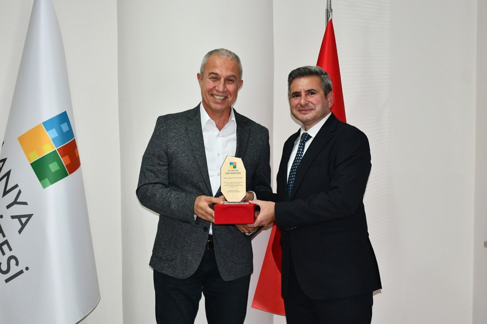 Alanya Üniversitesi’nden Başkan Özçelik’e Plaket