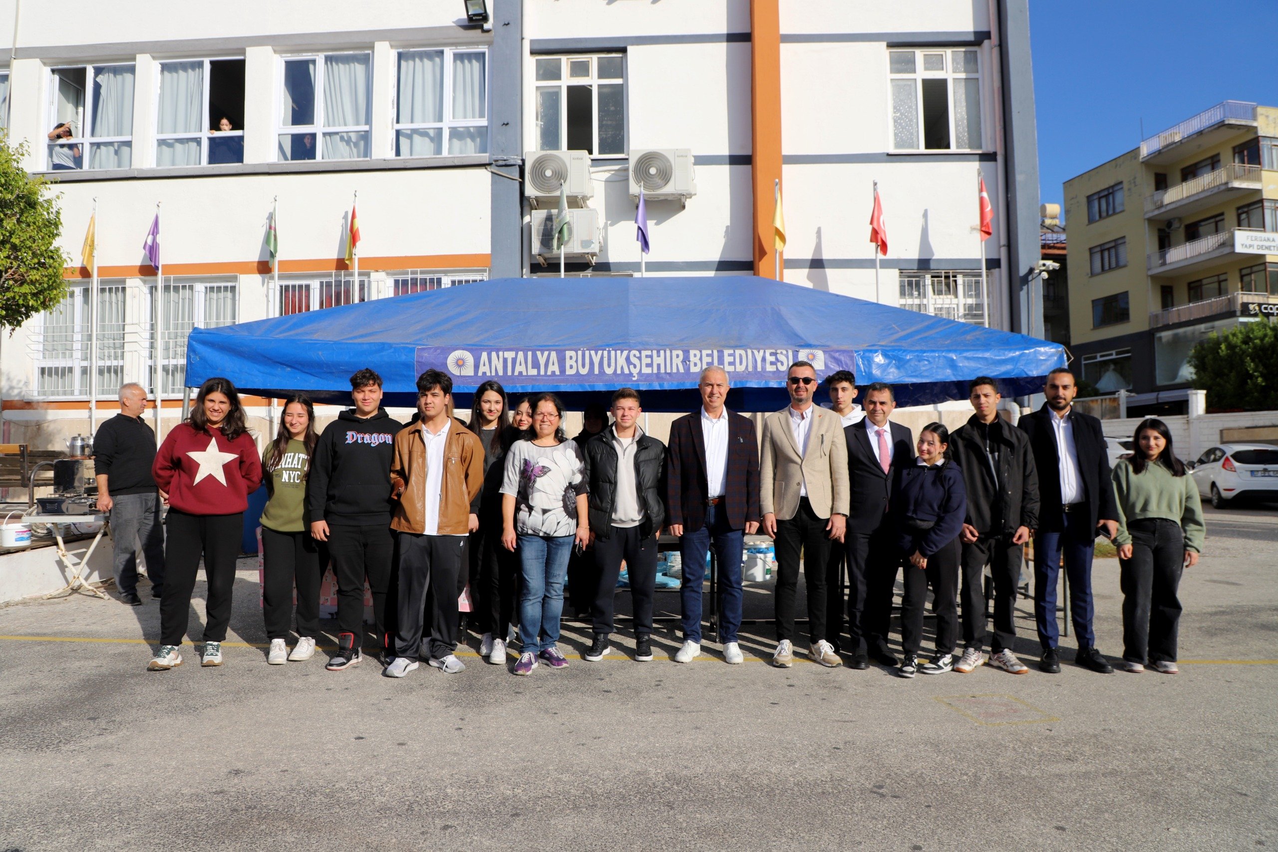 Başkan Özçelik Öğrencilerle Buluştu, Esnafı Ziyaret Etti