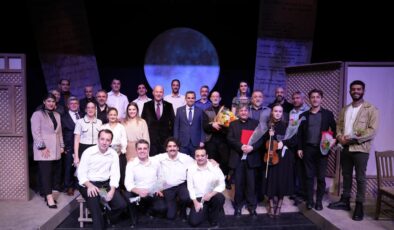 “Bir Acayip Resmi Geçit” Oyunu İzleyiciden Tam Not Aldı