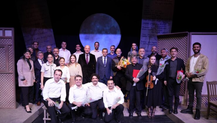 “Bir Acayip Resmi Geçit” Oyunu İzleyiciden Tam Not Aldı