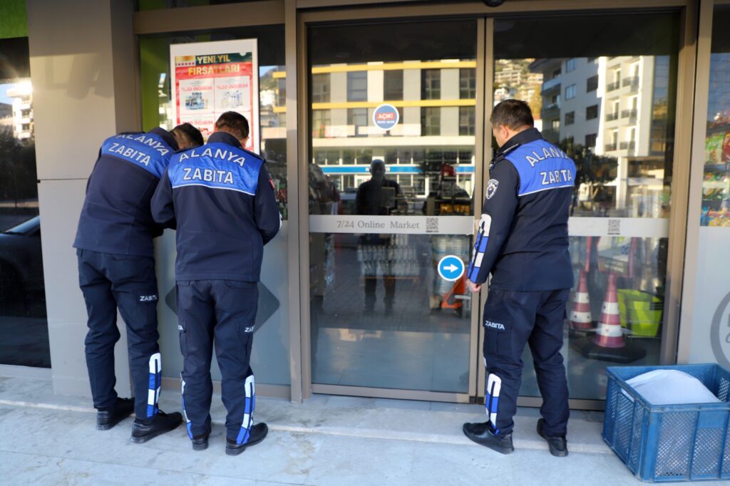 Alanya'da Zabıta Ekiplerinden Yoğun Denetim - Mega TV WhatsApp Image 2024 12 16 at 15.40.02 1 - Mega TV