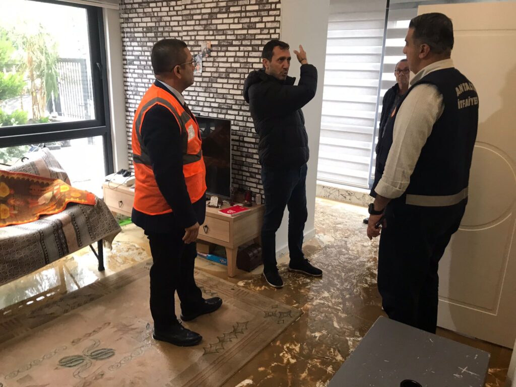 Antalya Büyükşehir Yetkilileri Sağanak Yağıştan Mağdur Olanların Yanında - Mega TV WhatsApp Image 2024 12 25 at 22.47.04 1 - Mega TV