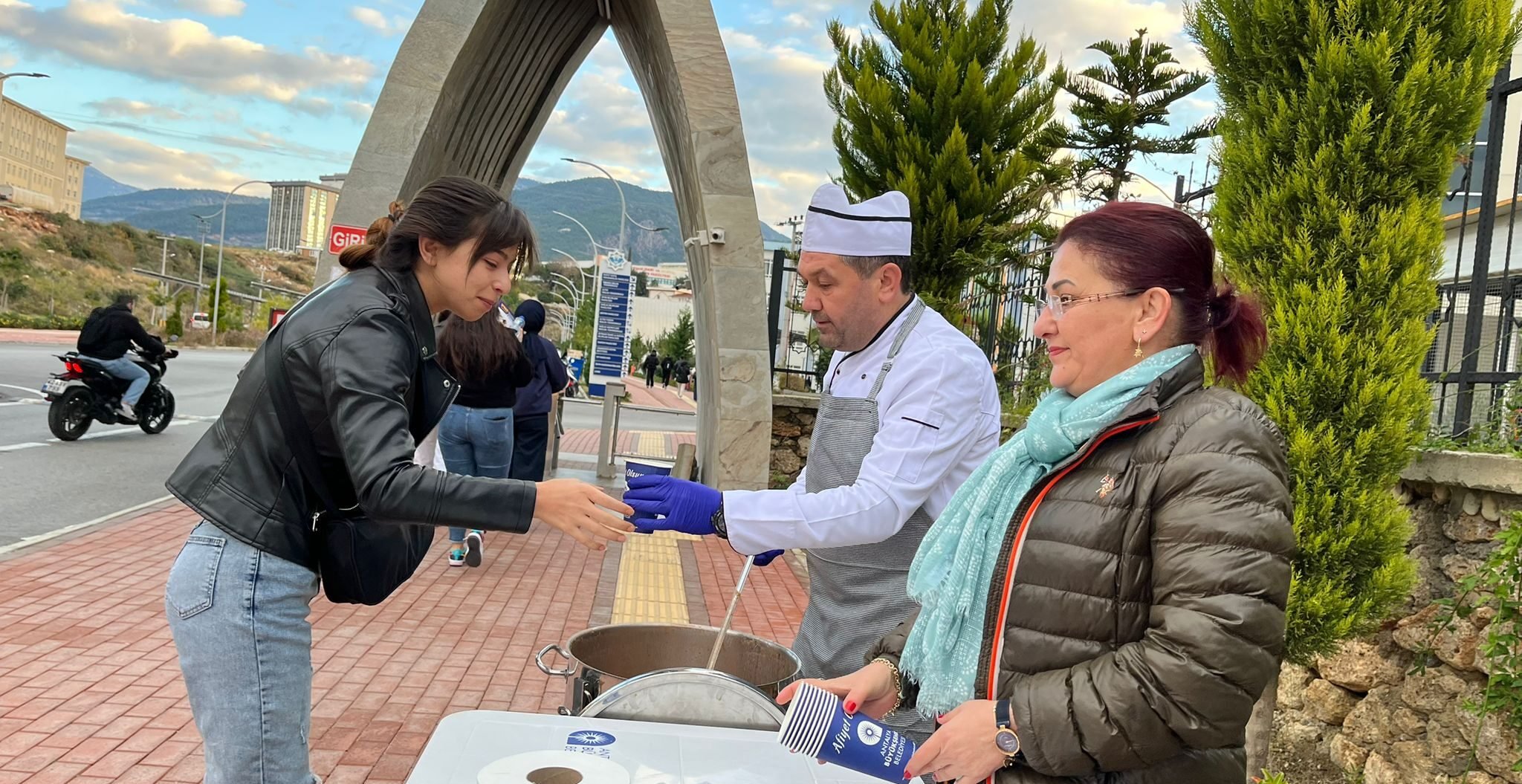 Büyükşehir Belediyesi Öğrencilerin İçini Isıttı