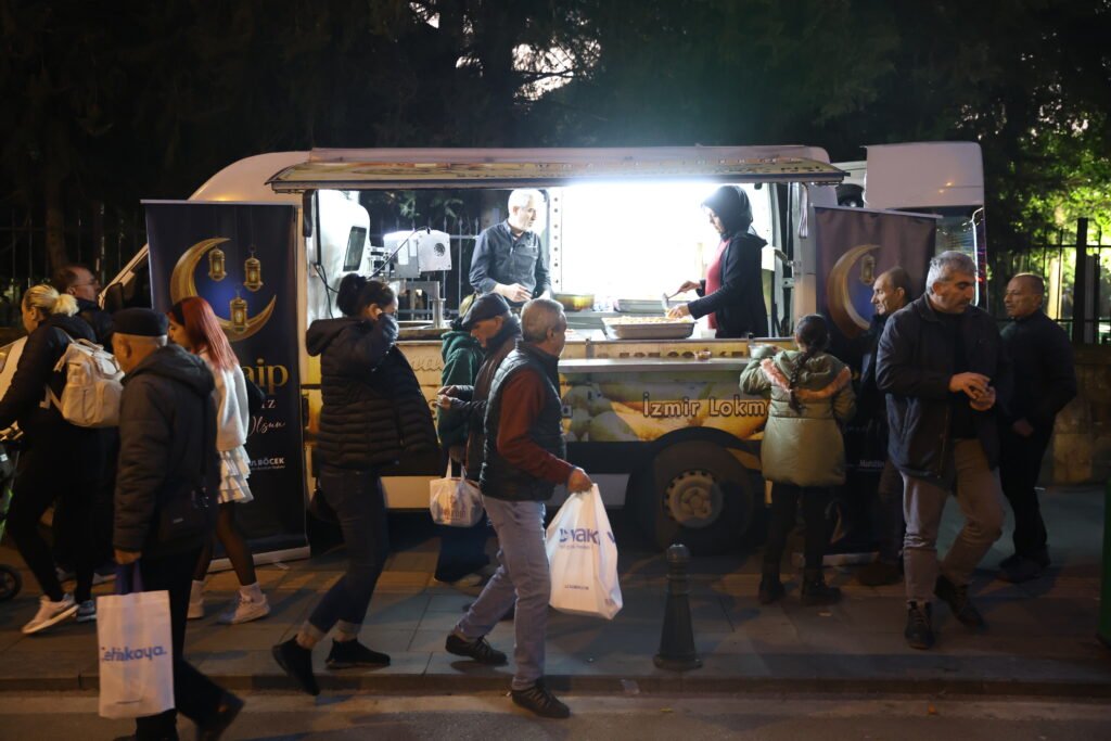 Büyükşehir'den Kandilde Lokma İkramı - Mega TV Buyuksehir Belediyesinden Regaip Kandilinde lokma ikrami 2 - Mega TV