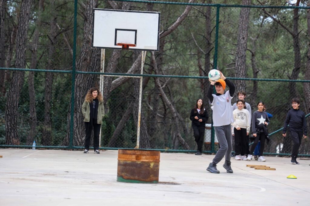 Gencler somestiri keyifle geciriyor 15 - Mega TV