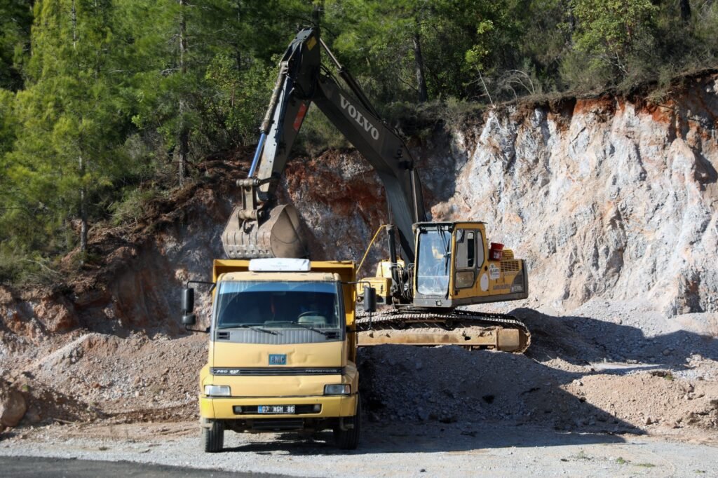 Alanya Belediyesi'nden Kırsal Mahallelerde Yol Çalışması - Mega TV WhatsApp Image 2025 01 14 at 11.59.24 - Mega TV