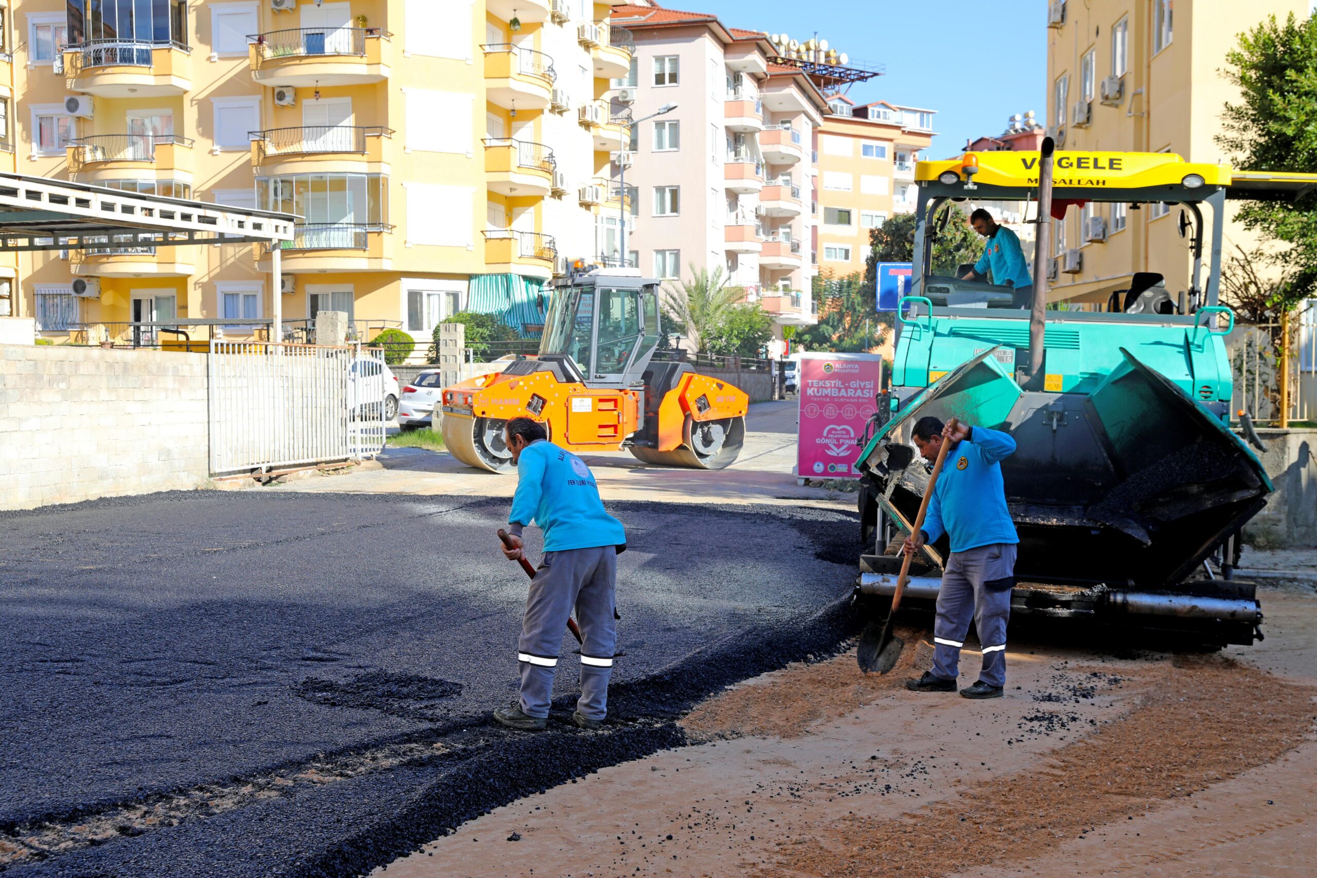 Alanya Belediyesi’nin Sıcak Asfalt Çalışmaları Sürüyor