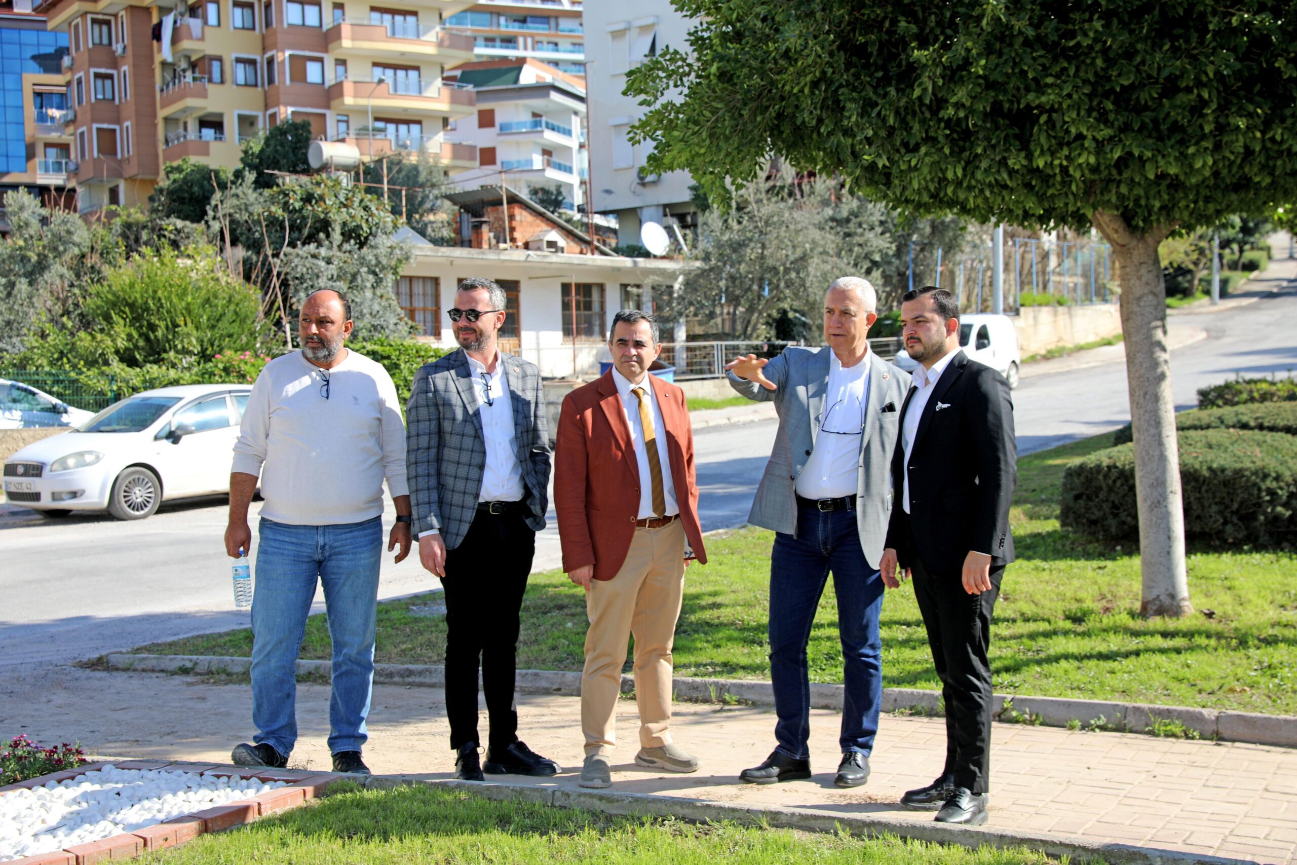 Alanya Belediye Başkanı Özçelik Peyzaj Çalışmalarını Denetledi, Müjdeyi Verdi - Mega TV WhatsApp Image 2025-01-31 at 16.33.16