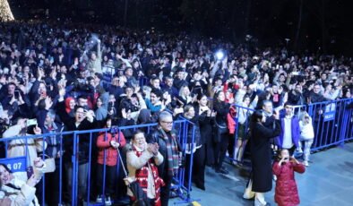 Antalyalılar Yeni Yıl Coşkusunu Cumhuriyet Meydanı’nda Yaşadı