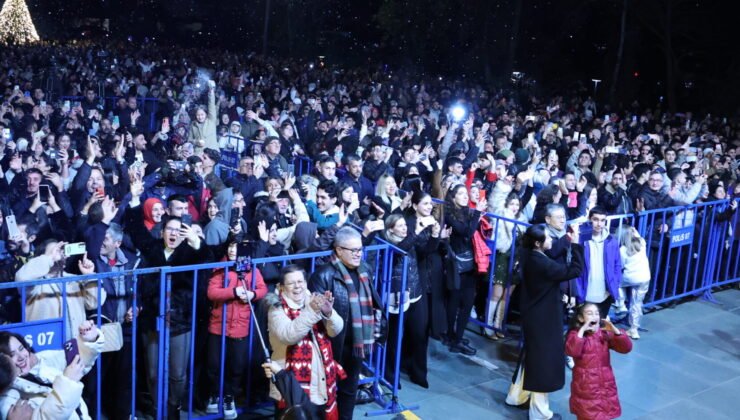 Antalyalılar Yeni Yıl Coşkusunu Cumhuriyet Meydanı’nda Yaşadı