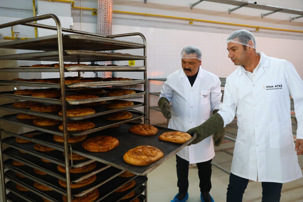 Büyükşehir'den Uygun Fiyatlı Ramazan Pidesi - Mega TV Antalya Halk Ekmeginden Ramazan ayina ozel pide uretimi 9 - Mega TV