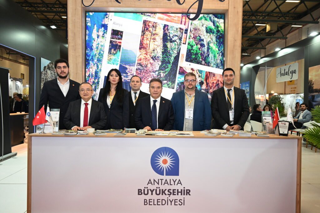 Baskan Bocek EMITT 2025te Antalyayi tanitiyor 7 - Mega TV