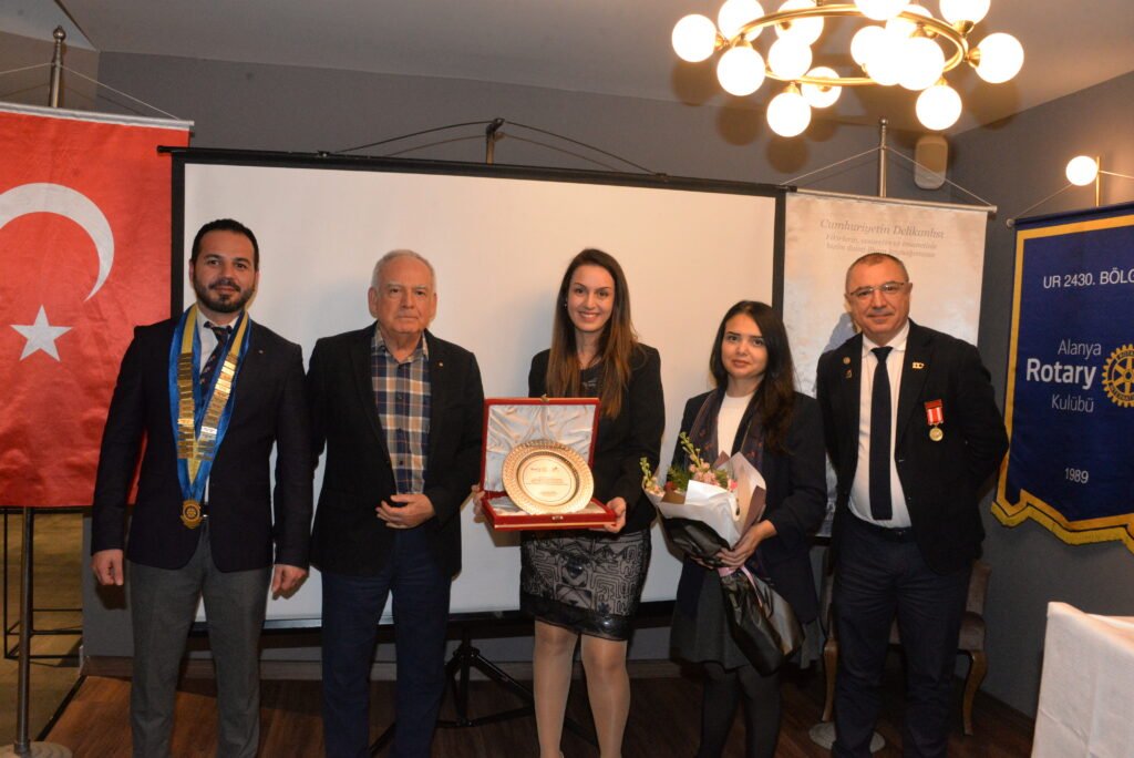 Dr. Erkan YavuzMurat Sidar Dr. Merve Evren Nihal Yavuz Dr. Kemal Gokkuseklensin - Mega TV