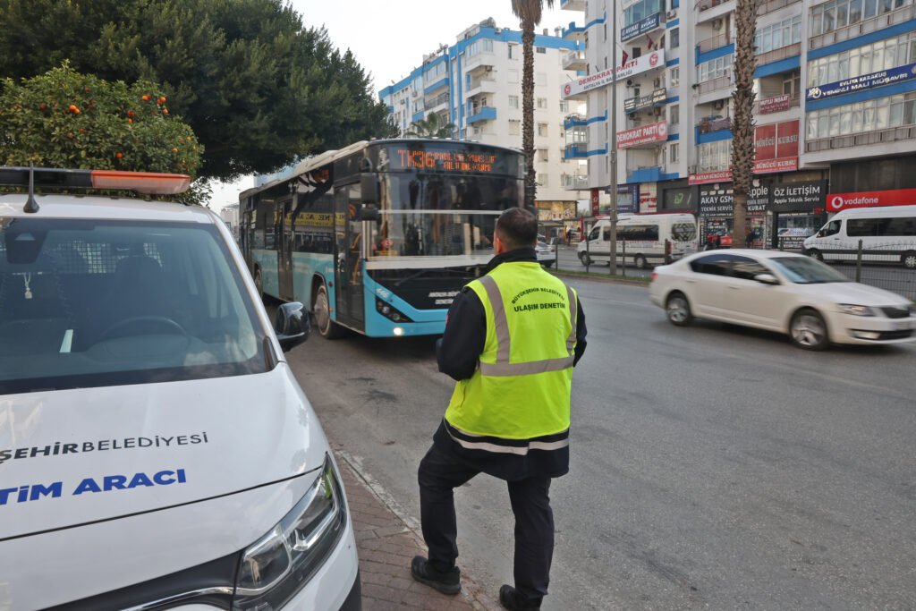 Antalya'da Otobüslere Özel Şerit Uygulaması Başladı - Mega TV Trafikte otobuslere ozel serit uygulamasi basladi 5 - Mega TV