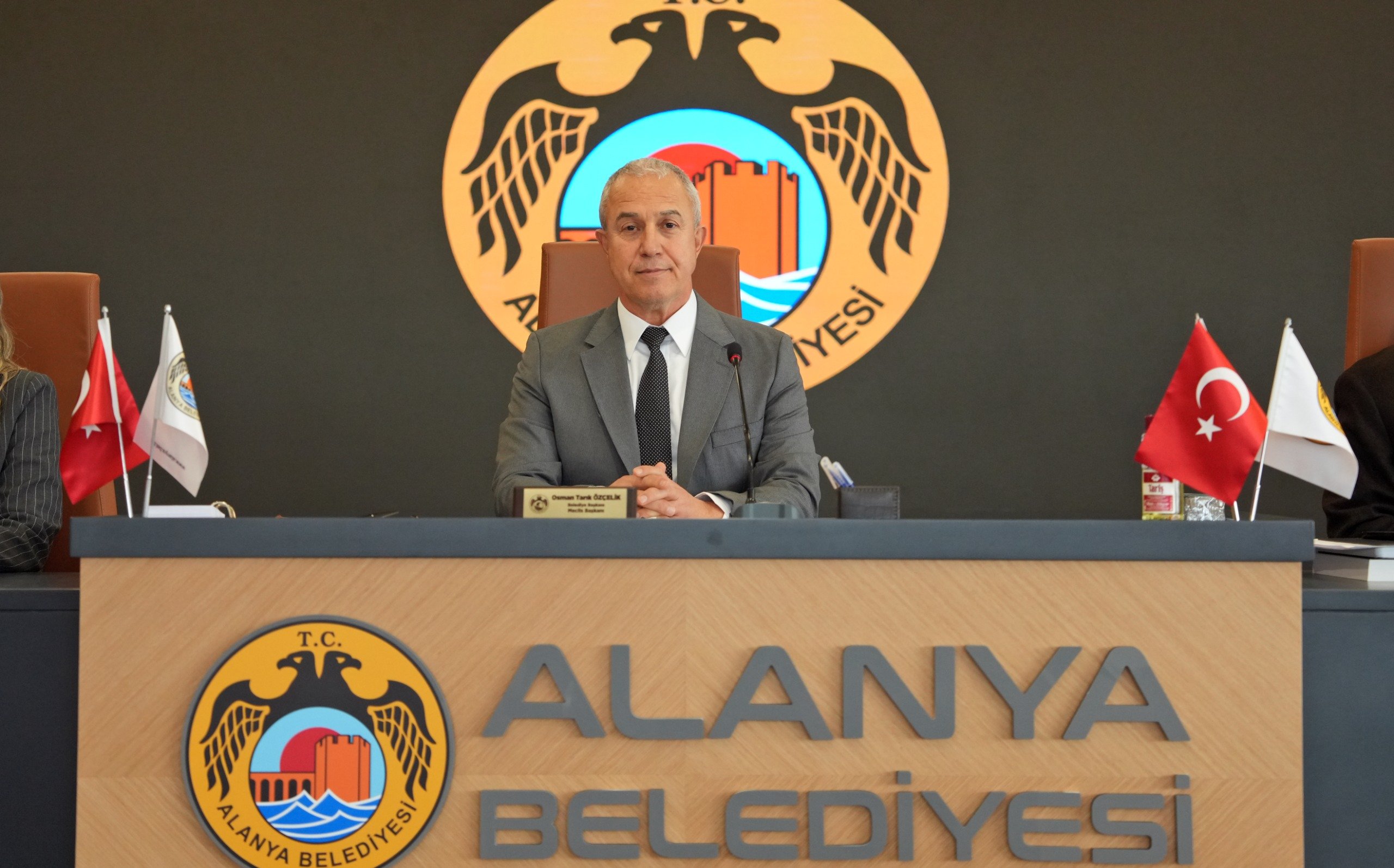 Başkan Özçelik: “Cuma Pazarında Büyük Bir Gemi Var!”
