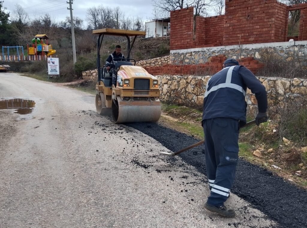 Büyükşehir Ekiplerinden Alanya Yollarında Çalışma - Mega TV WhatsApp Image 2025 02 07 at 16.01.19 - Mega TV
