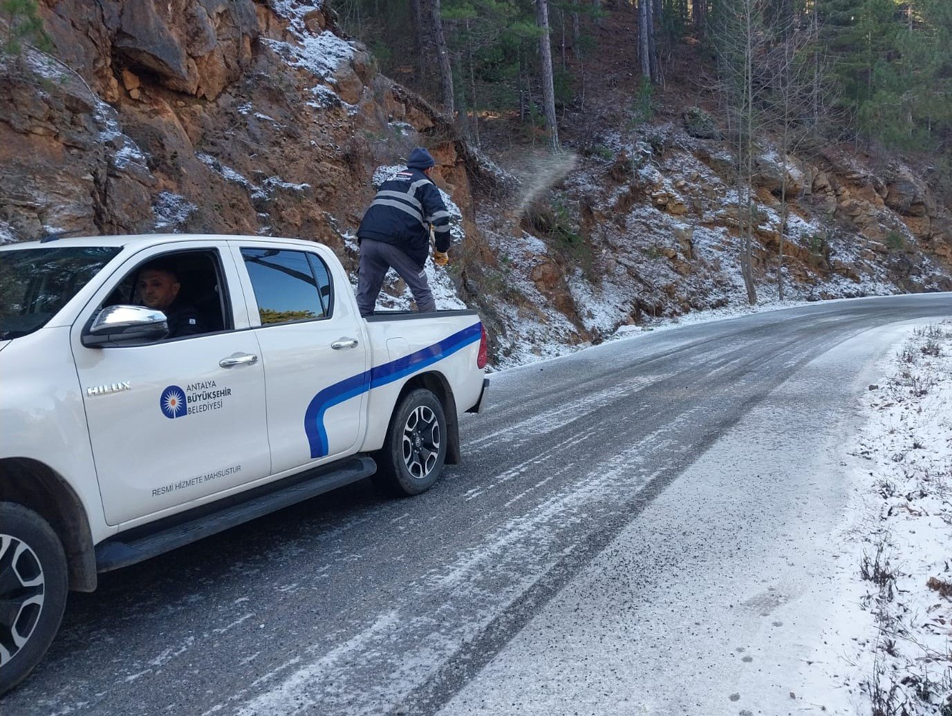 Büyükşehir’den Yayla Yollarında Tuzlama Çalışması
