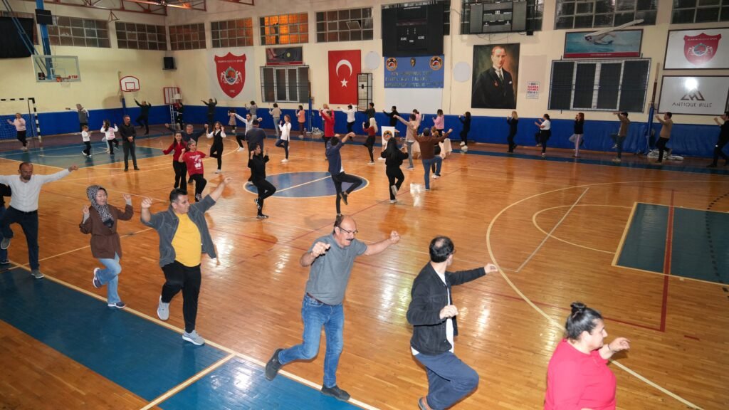 Zeybek Kurslarının İkinci Dönemi Sertifika Töreniyle Tamamlandı - Mega TV 1 4 - Mega TV