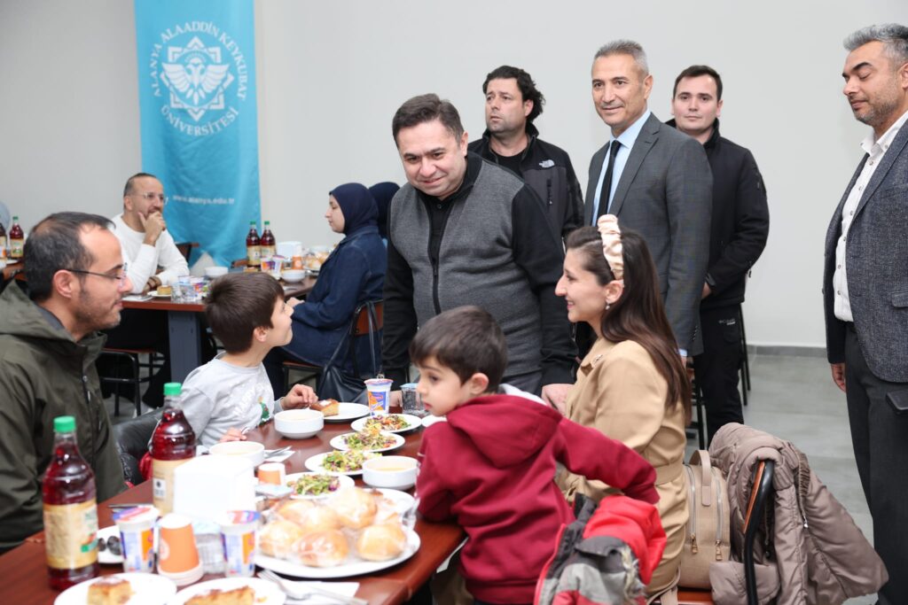 ALKU AILESI IFTARDA BULUSTU 4 - Mega TV