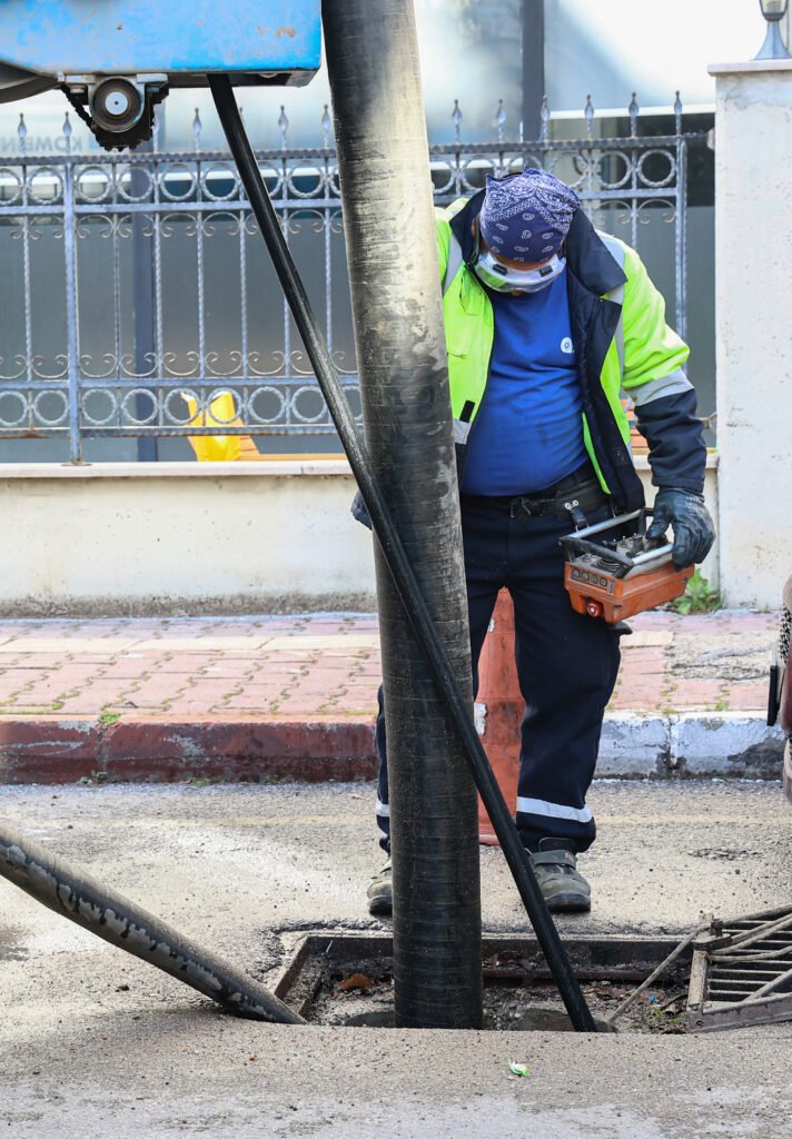 ASAT’tan 4 Mahallede Eş Zamanlı Yağmur Suyu Temizliği - Mega TV ASATtan 4 mahallede es zamanli yagmur suyu temizligi 6 - Mega TV