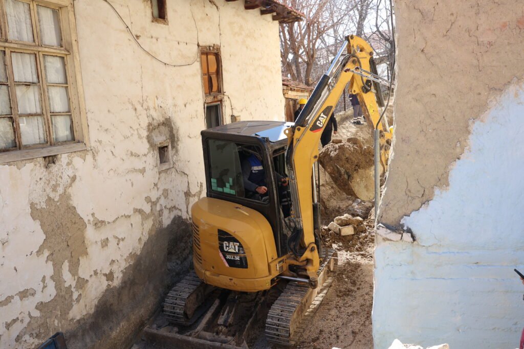 ASATtan Elmalinin Tarihi Sokaklarinda Altyapi Calismasi 11 - Mega TV