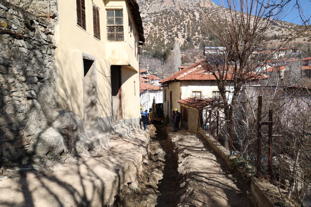 ASATtan Elmalinin Tarihi Sokaklarinda Altyapi Calismasi 16 - Mega TV