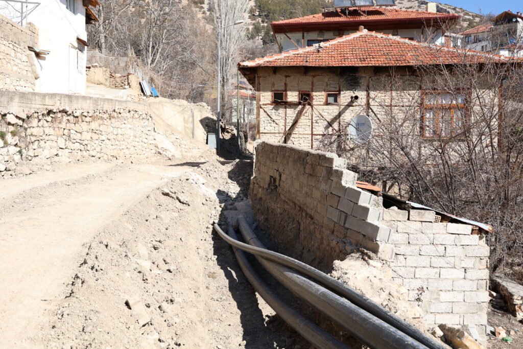 ASATtan Elmalinin Tarihi Sokaklarinda Altyapi Calismasi 8 - Mega TV