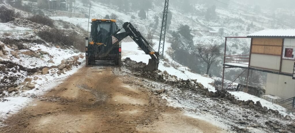 Büyükşehir Belediyesi’nden Alanya’da Kar Temizleme Çalışması - Mega TV Alanya kar 2 - Mega TV