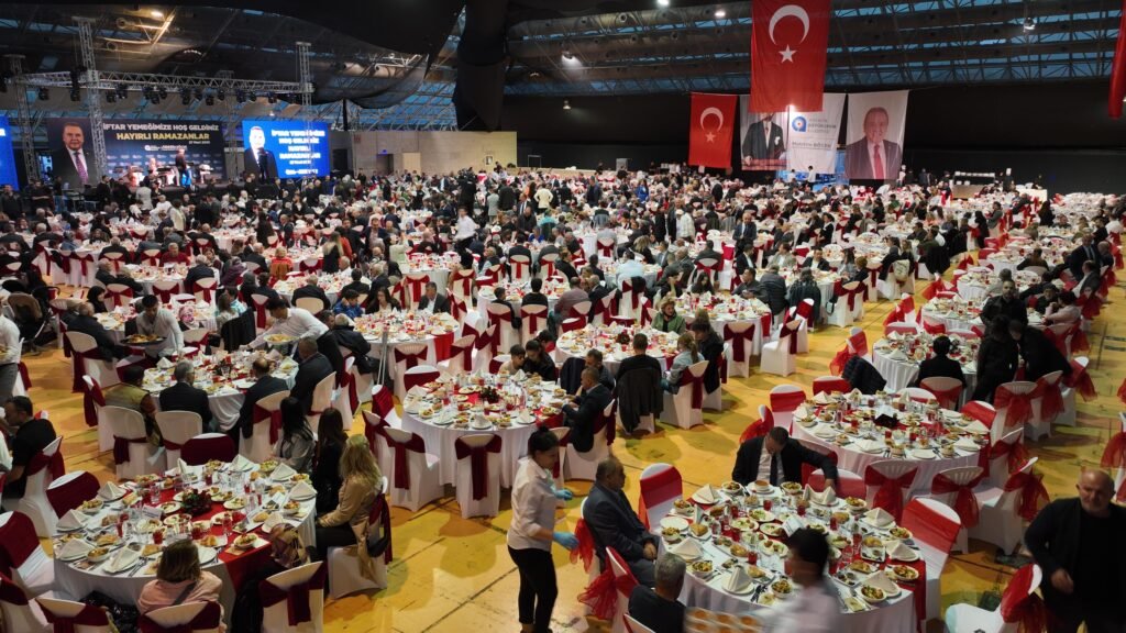 Baskan Bocek Sehit ve Gazi aileleri ile iftarda bulustu 1 - Mega TV