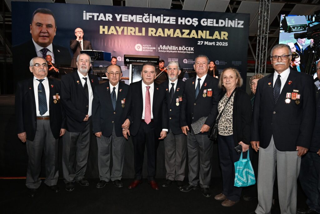 Baskan Bocek Sehit ve Gazi aileleri ile iftarda bulustu 3 - Mega TV