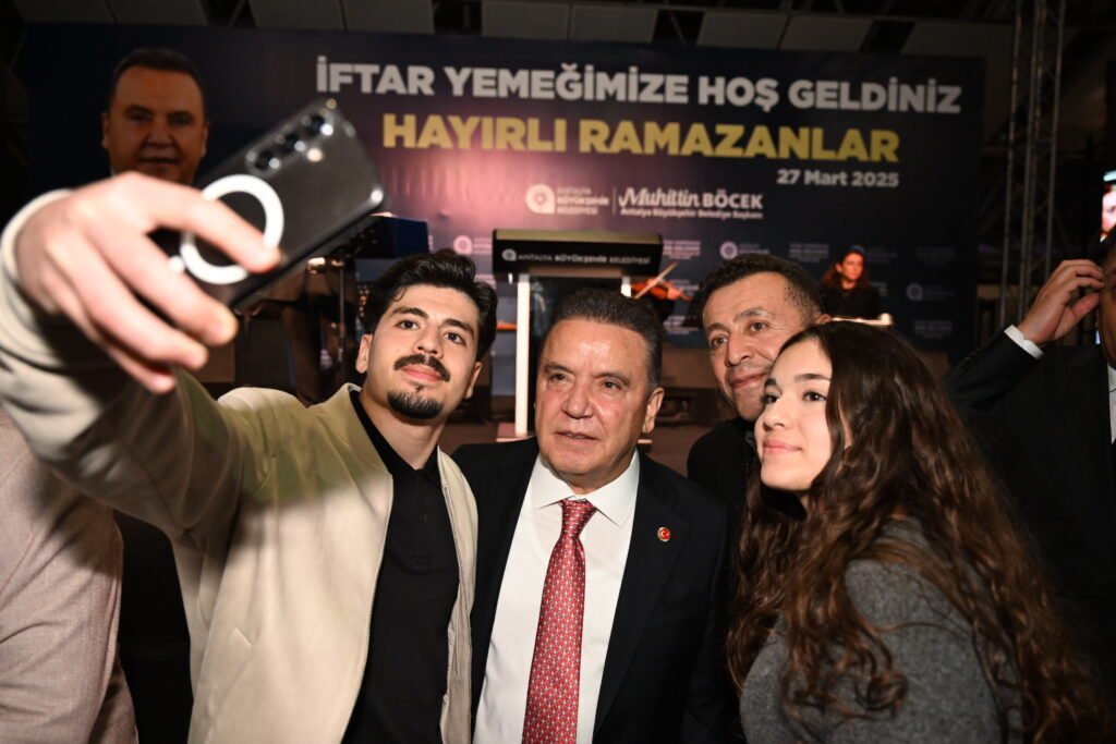 Baskan Bocek Sehit ve Gazi aileleri ile iftarda bulustu 8 - Mega TV