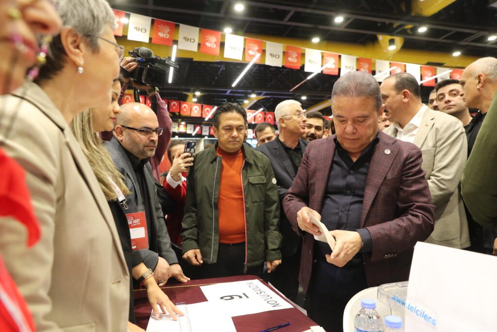 Baskan Muhittin Bocek on secim icin oy kullandi 2 - Mega TV