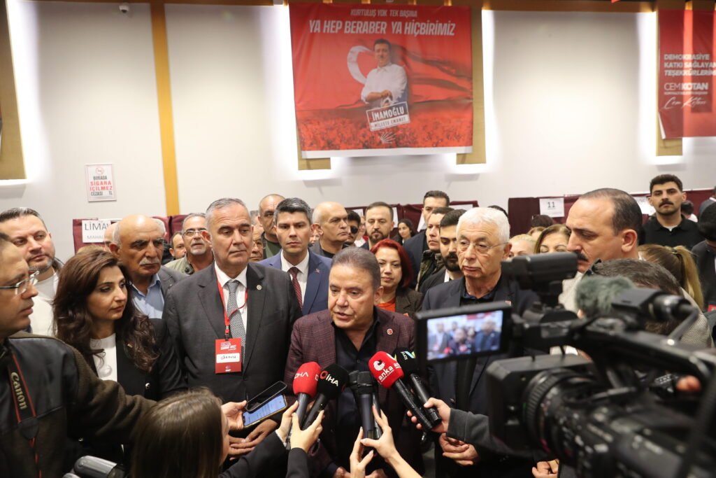 Baskan Muhittin Bocek on secim icin oy kullandi 3 - Mega TV