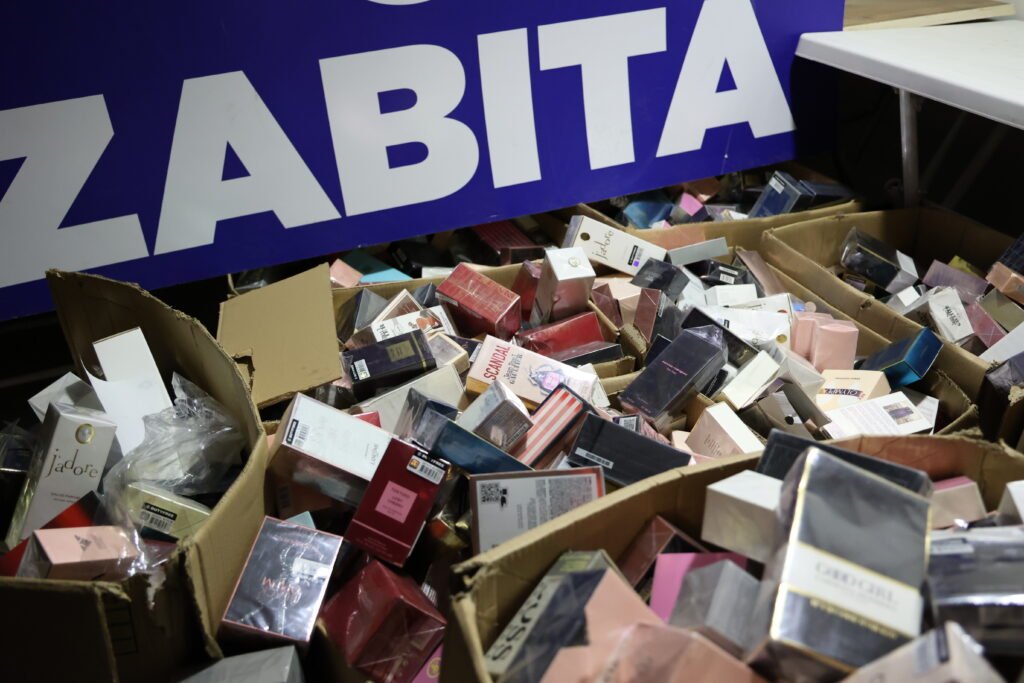 Buyuksehir Zabitadan Sahte Parfum Operasyonu 2 - Mega TV