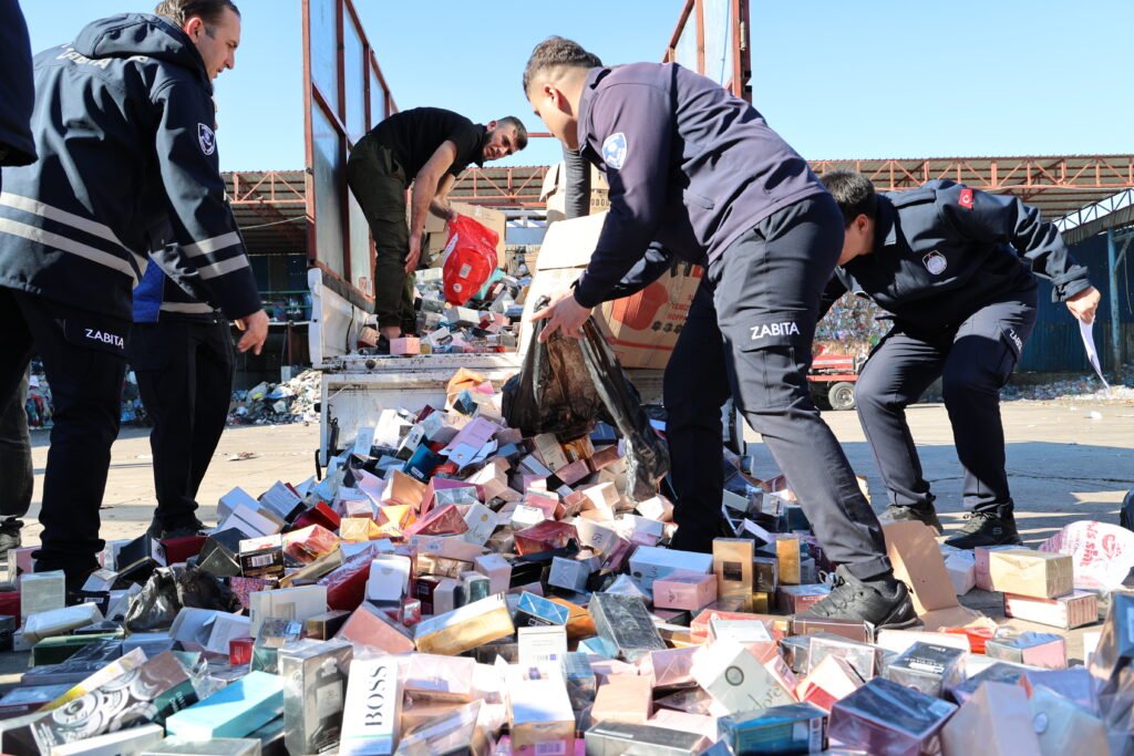 Buyuksehir Zabitadan Sahte Parfum Operasyonu 6 - Mega TV