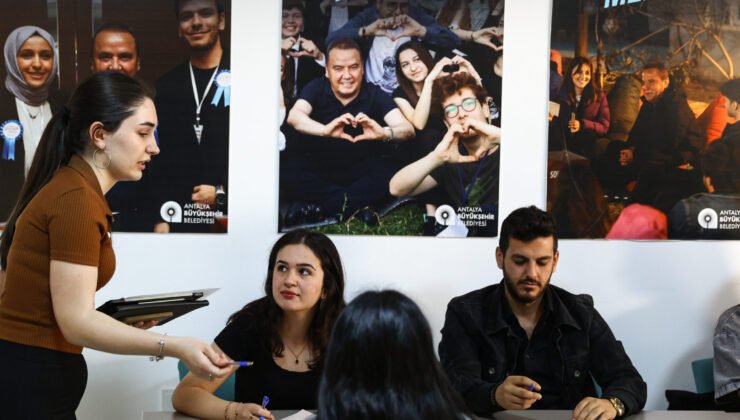 Antalya Büyükşehir Belediyesi’nin Gençlere Desteği Sürüyor