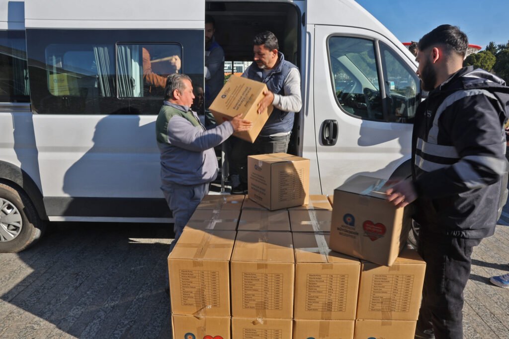 Buyuksehirin Ramazan kolileri sofralara bereket oluyor 16 - Mega TV