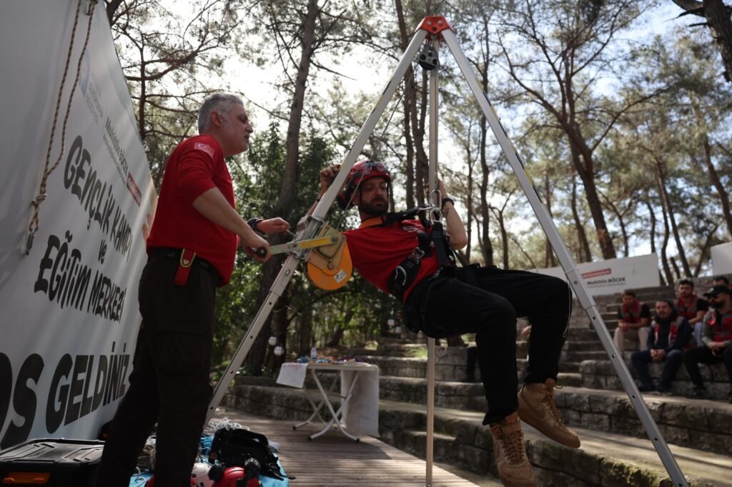 Genclik kampinda arama kurtarma gonullulerine egitim kampi 4 - Mega TV