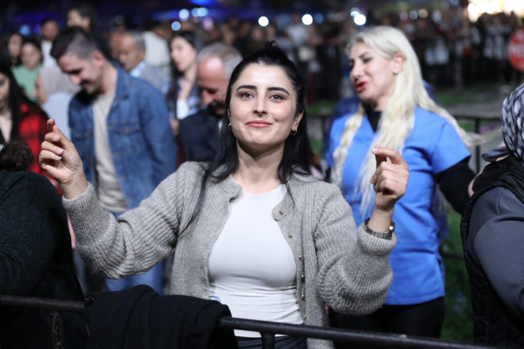 Konyalilar gecesi 4 1 - Mega TV