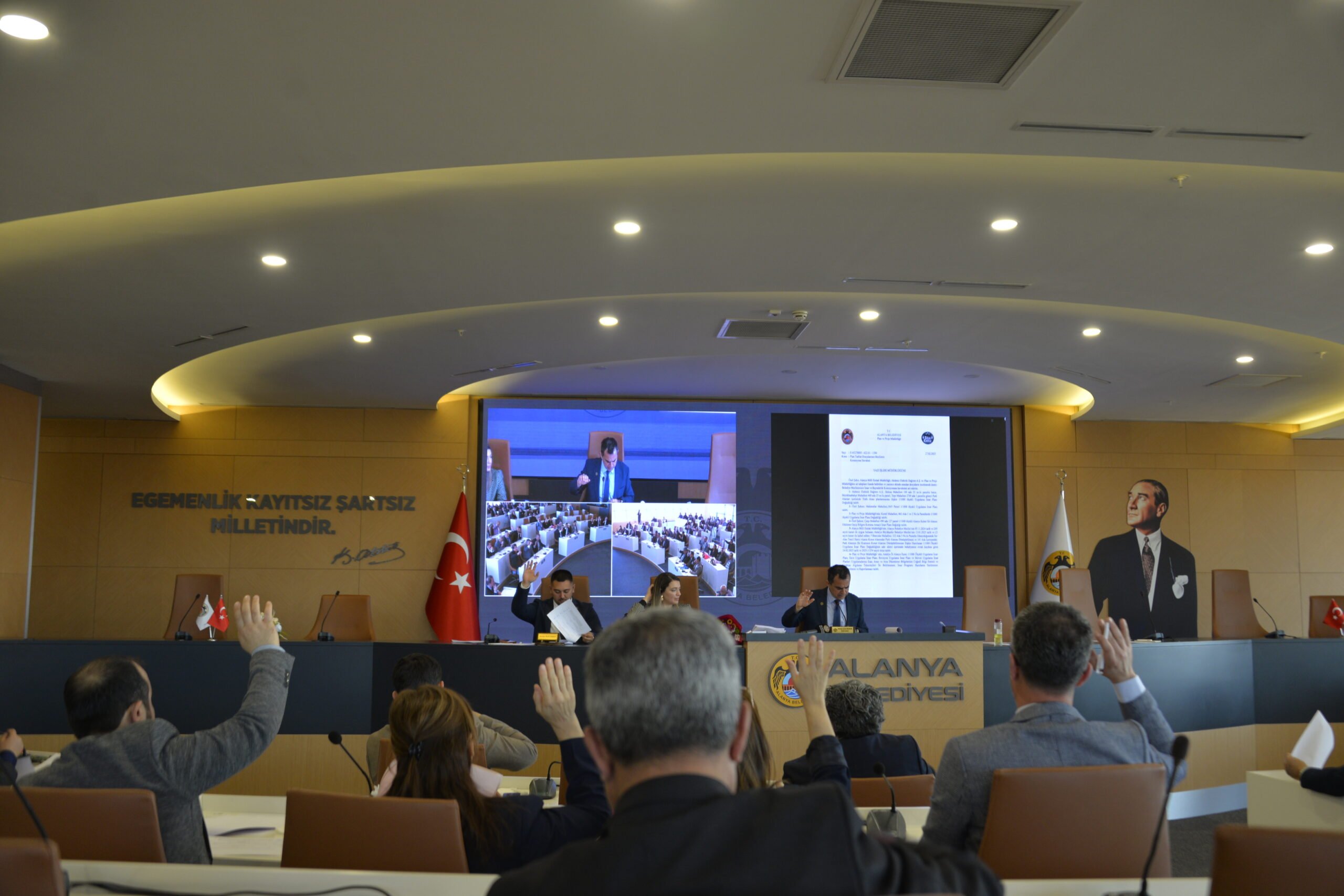 Başkan Özçelik’in Araç Hibesi Mecliste Tartışma Yarattı