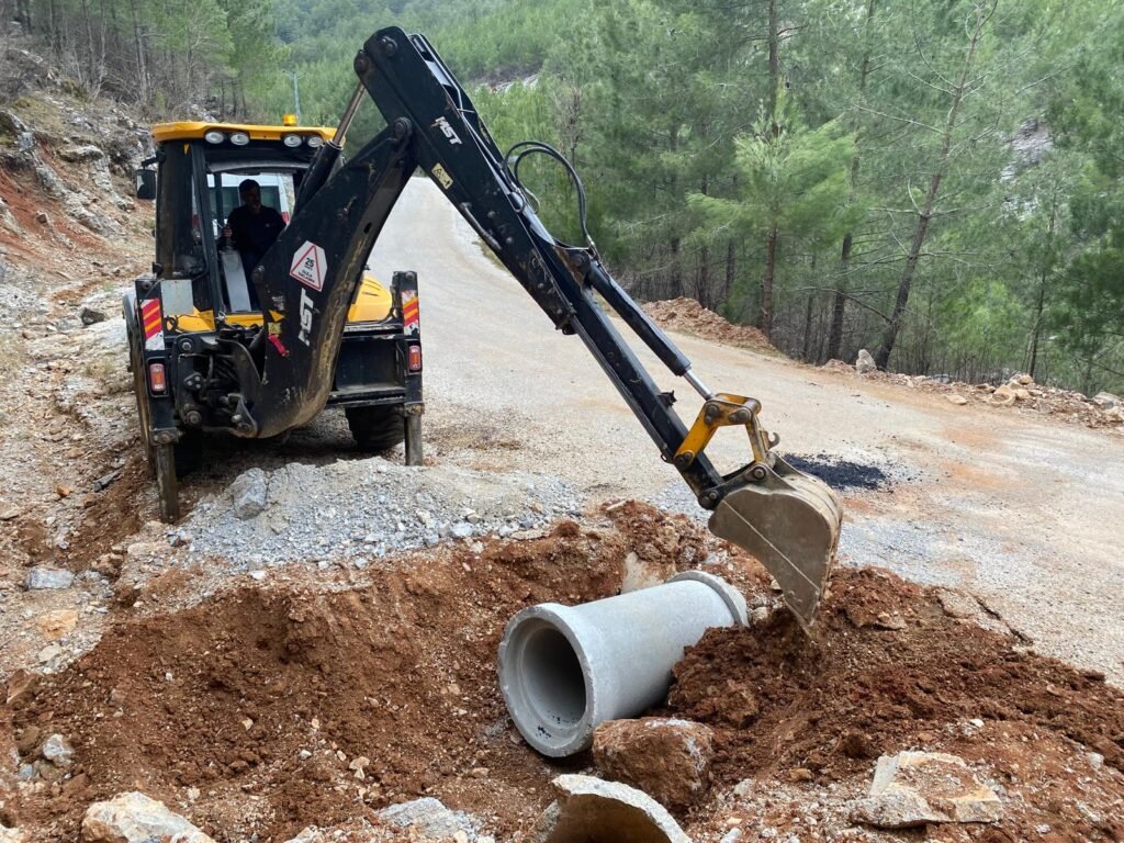Alanya Kırsalında Yol Mesaisi Sürüyor - Mega TV TASATAN BUZ 1 - Mega TV
