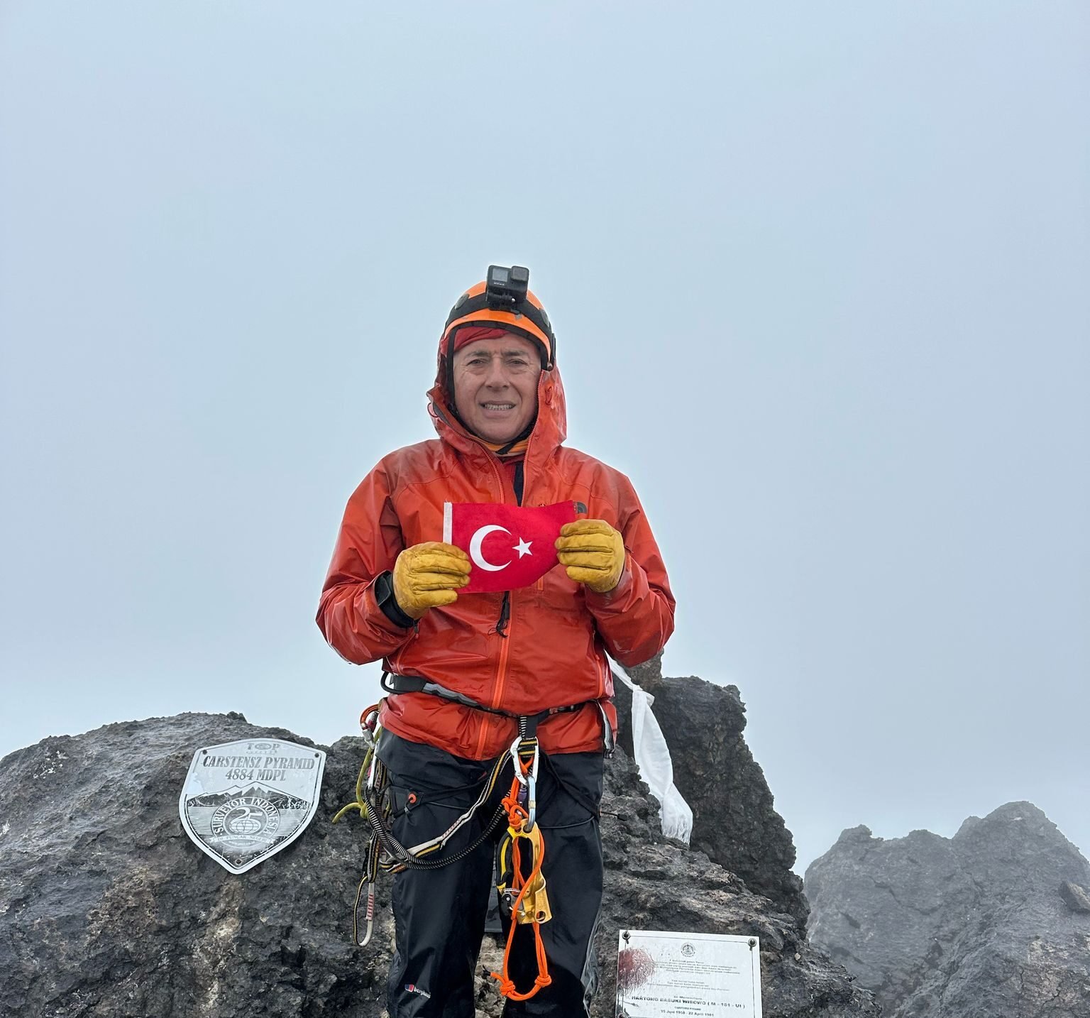 Dağcı Dr. Sarı, Carstensz Zirvesindeki Zorlu Anları Anlattı