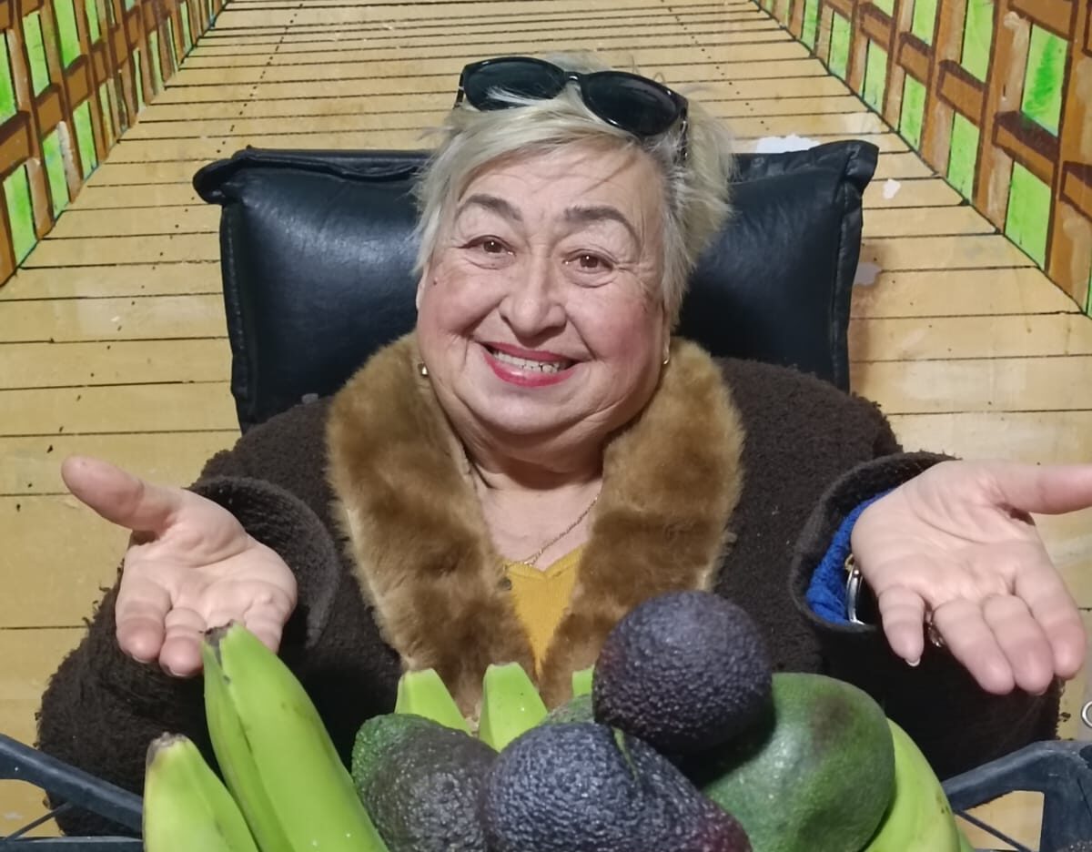 Gazipaşa’dan Ünlü Oyuncu Gülnihal Demir’e Tropikal Hediye