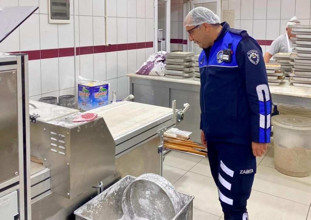 Alanya'da Zabıta'dan Bayram Öncesi Sıkı Denetim - Mega TV WhatsApp Image 2025 03 25 at 16.12.44 1 - Mega TV