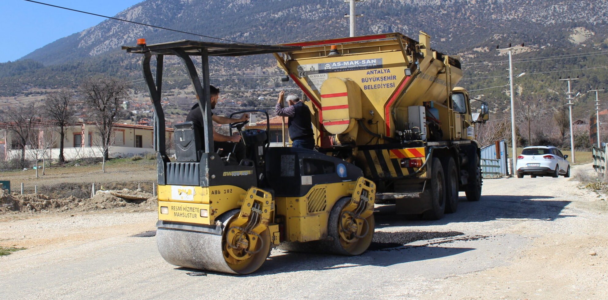 Elmalı’da Zarar Gören ve Yıpranan Yollar Onarılıyor