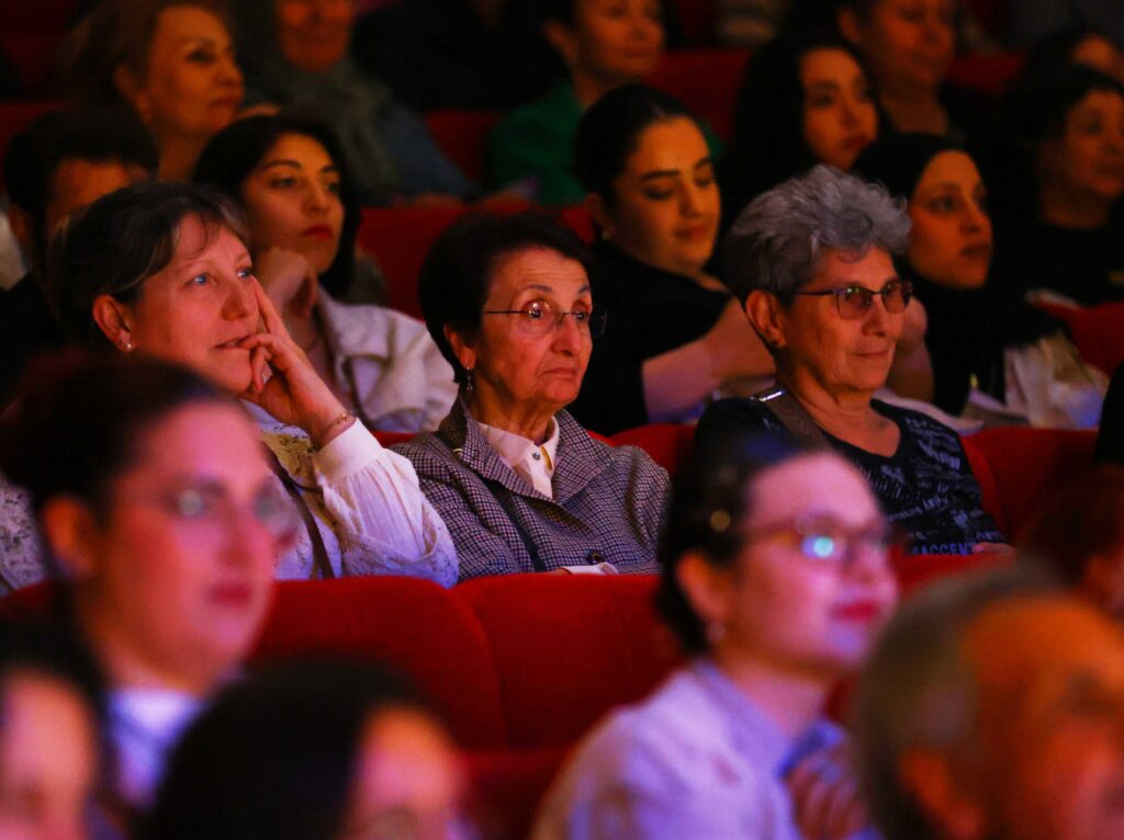 Aktif Yasli Merkezi tiyatroculari sahnede parladi 9 - Mega TV