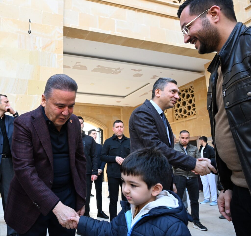 Baskan Bocek vatandaslarla bayramlasti 8 - Mega TV