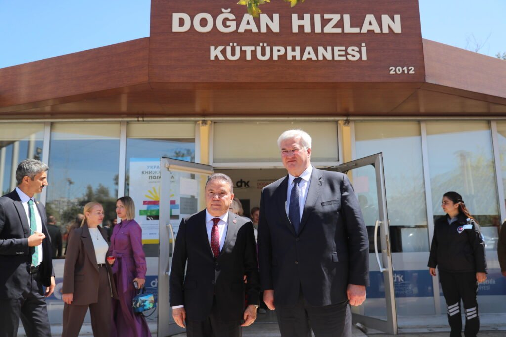 Dogan Hizlan Kutuphanesinde Ukrayna Kitap Kosesi acildi 1 - Mega TV
